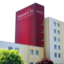 Hotel Logo Fassaden Beschriftung rote fassade weisse große schrift