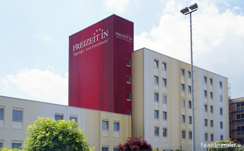 Logo Hotel Freizeit in Wandbeschriftung auf roter Fassade