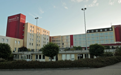 Farbige Fassadengestaltung einer Hotelfassade