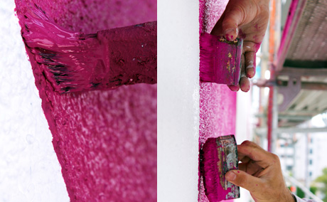 pinselstriche pink fassade fassadenbeschriftung 