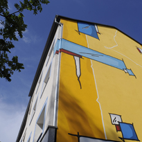 gelebe fassadenmalerei an einer Giebelfassade in Duisburg, mehrfamilienhaus fassade