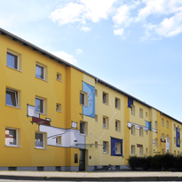 gelebe fassadenmalerei an einem mehrfamilienhaus in wolfsburg