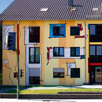 bunte fassadenmalerei an einem Mehrfamilienhaus in Bielefeld