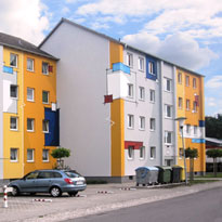 moderne fassadenmalerei an einem mehrfamilienhaus in wolfsburg