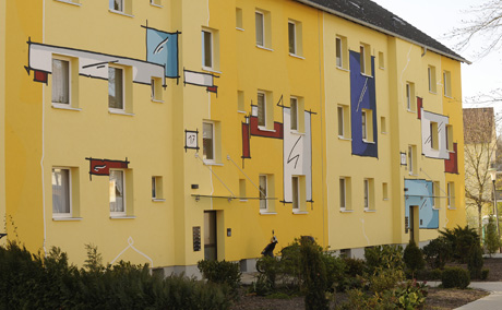 wandmalerei an einem mehrfamilienhaus, mietshaus